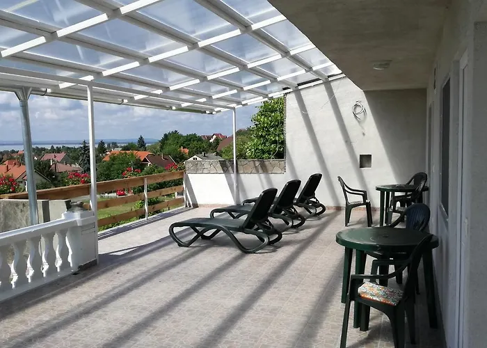 Nosztalgia Balaton Apartmanhaz * פוניארצוושהג'